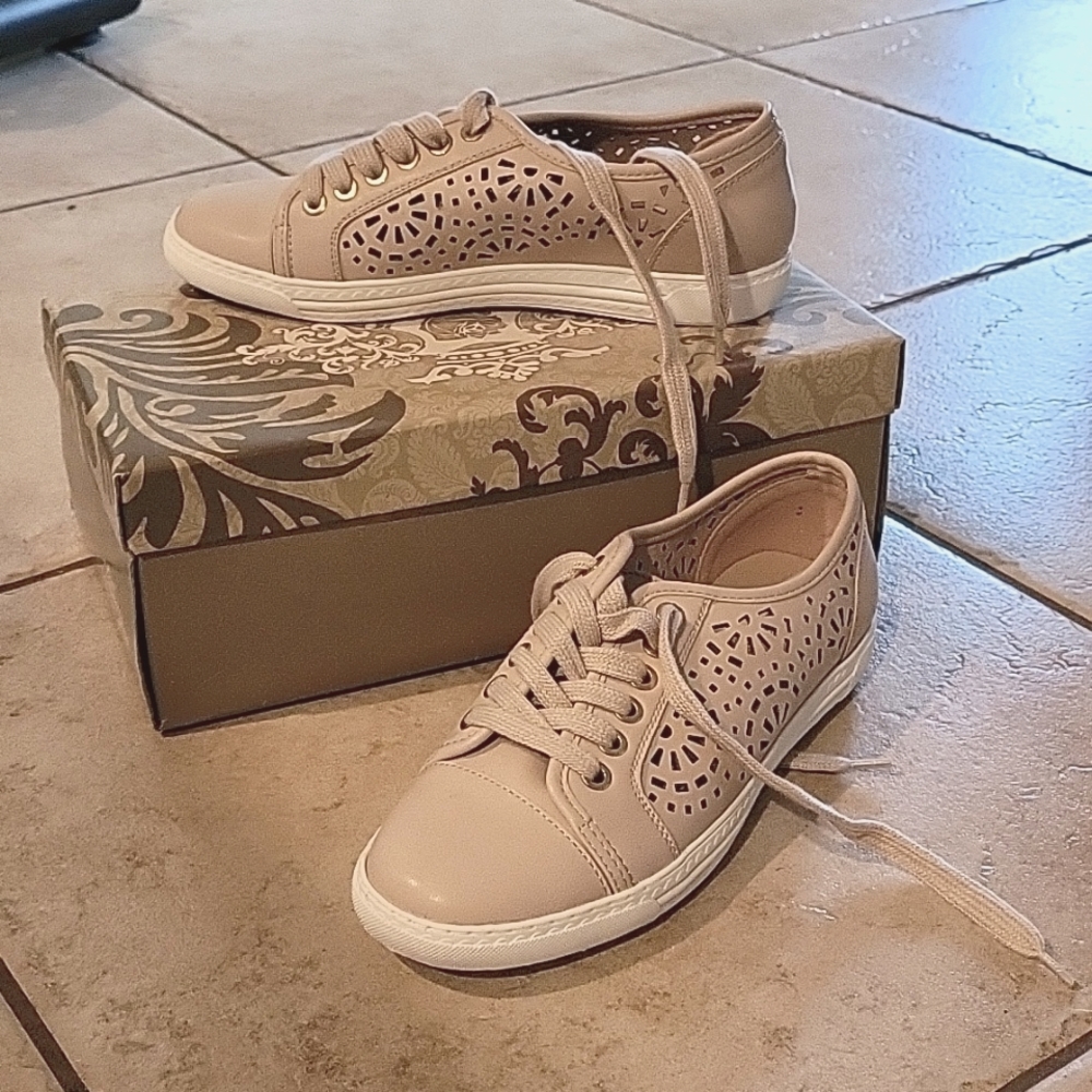 Limelight tennis shoes